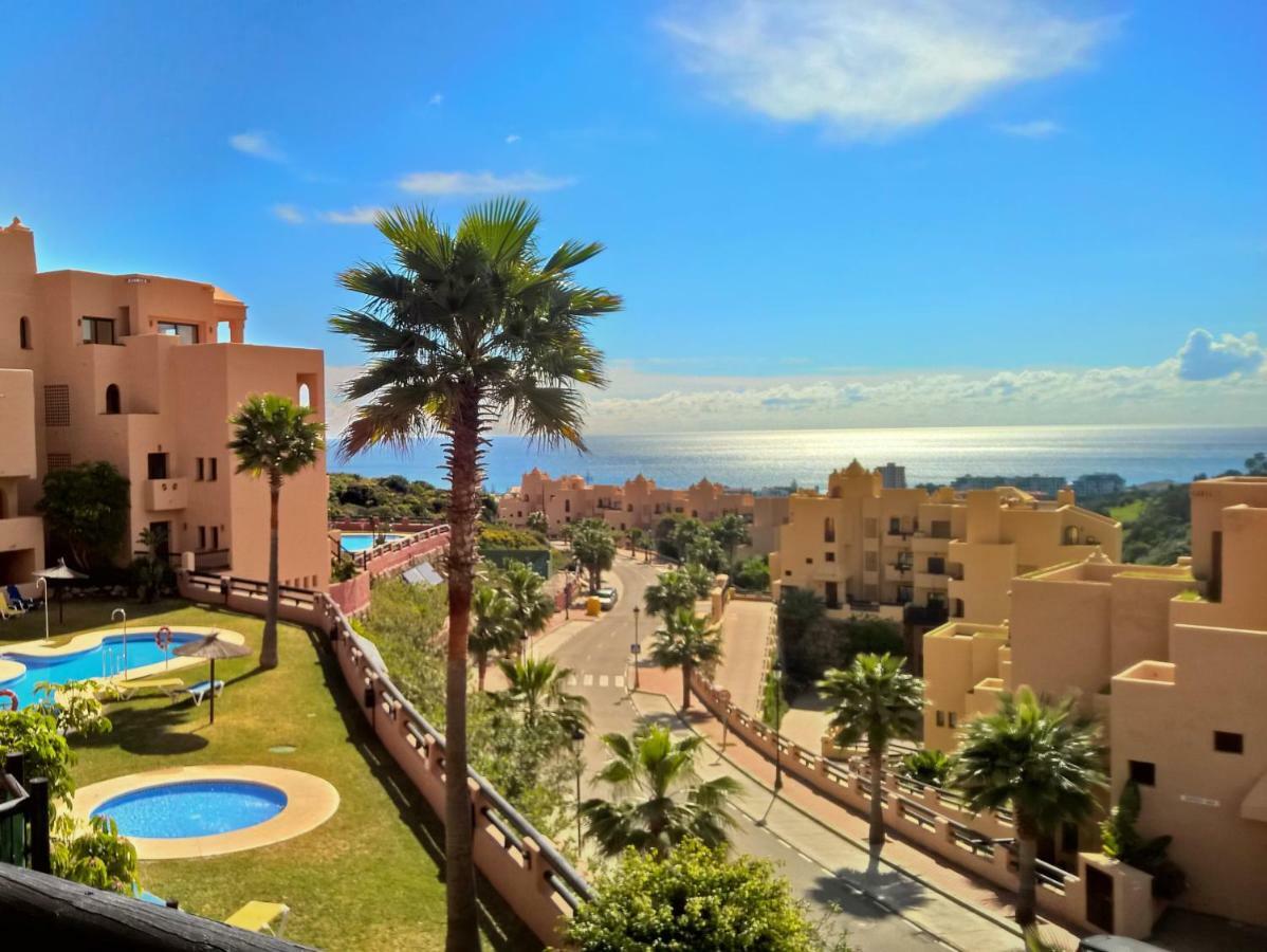 Hola! Apartments At Coto Real Манилва Экстерьер фото